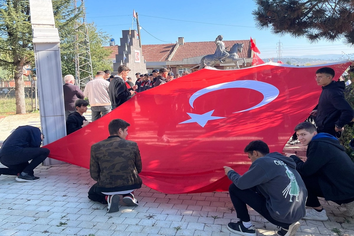 Bilecik’te “Cumhuriyetin 101. Yılı ve Şehitler İçin Gençlik Yürüyüşü” düzenlendi