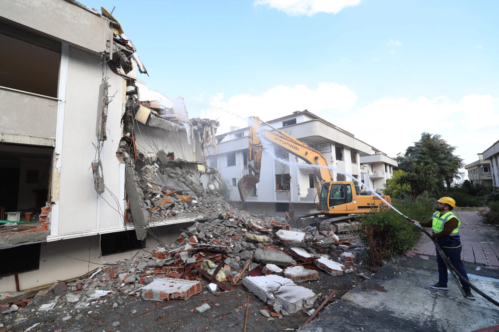 Bakırköy’de riskli binalar güvenli hale geliyor… 5 binada yıkım başladı