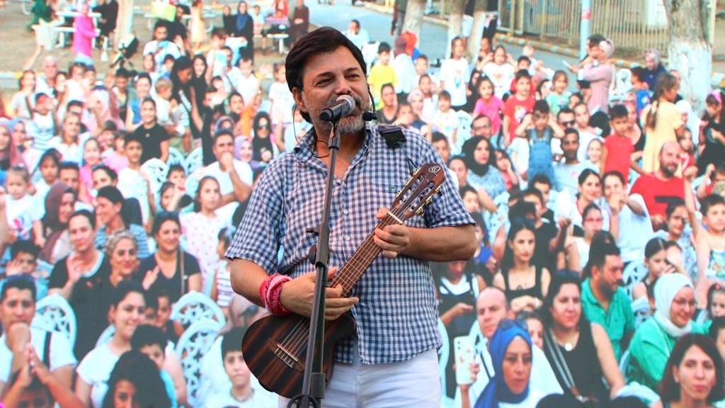 ÇİFTLİKKÖY’DE ONUR EROL VE SUNAY AKIN COŞKUSU