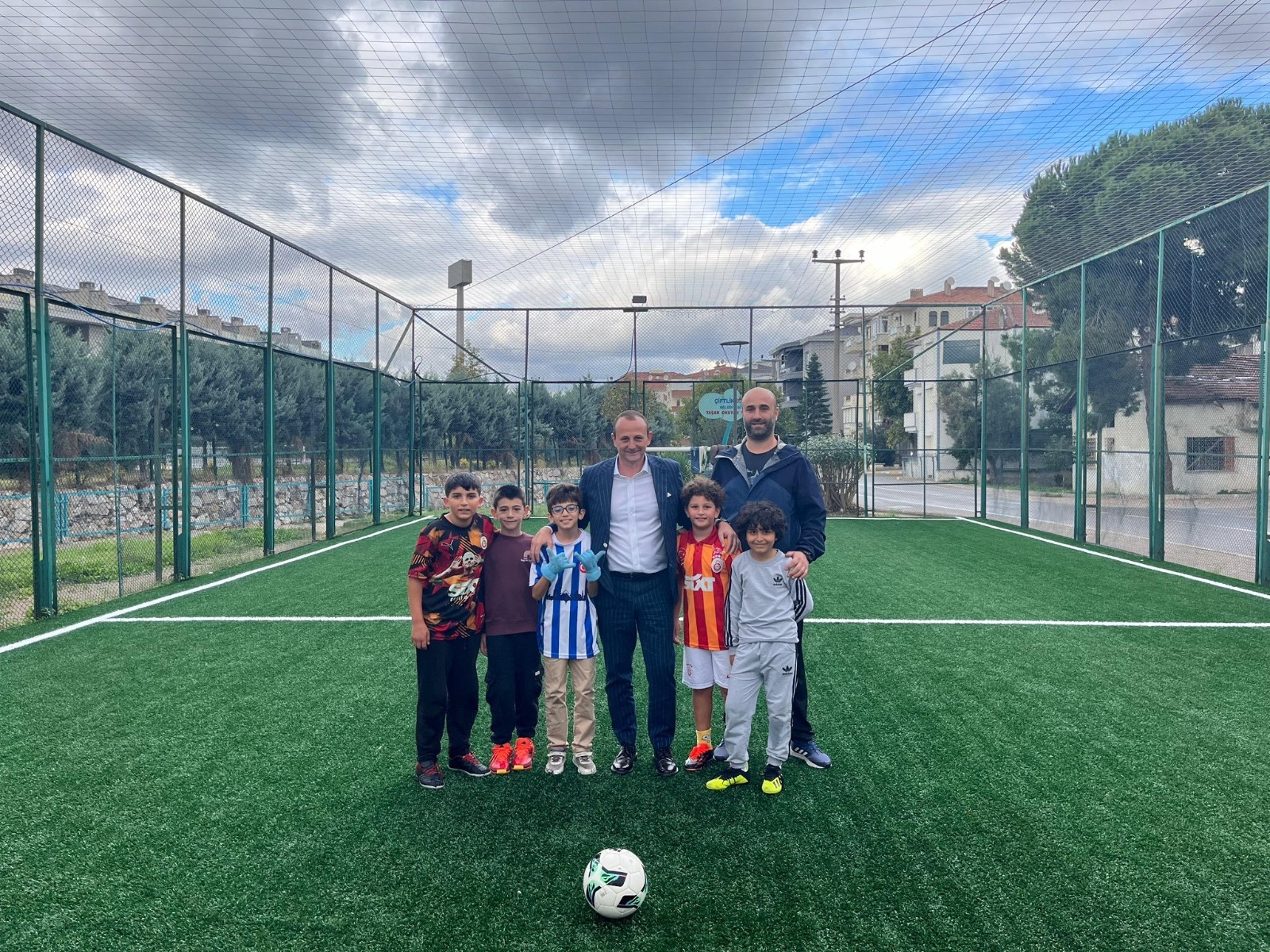 ÇİFTLİKKÖY’DE SPOR ALANLARINA 2000 M2 SUNİ ÇİM ZEMİN