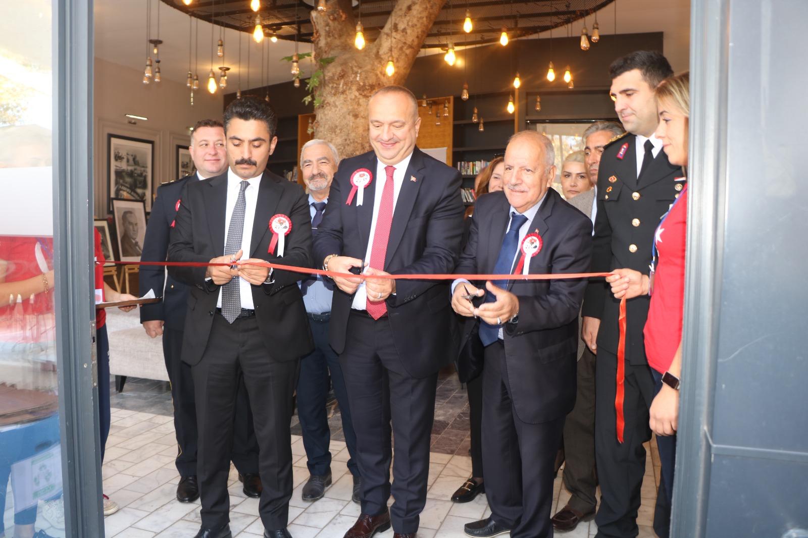 ÇINARCIK’TA  ‘ATA BİYOGRAFİ’ RESİM SERGİSİ AÇILDI