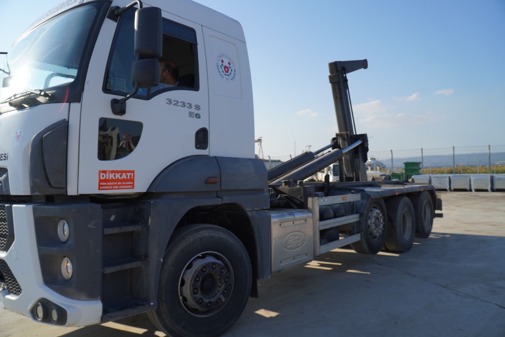 Altınova Belediyesi Araç Filosunu Genişletmeye Devam Ediyor: Yeni Çöp ve Katı Atık Taşıma Aracı Hizmete Alındı