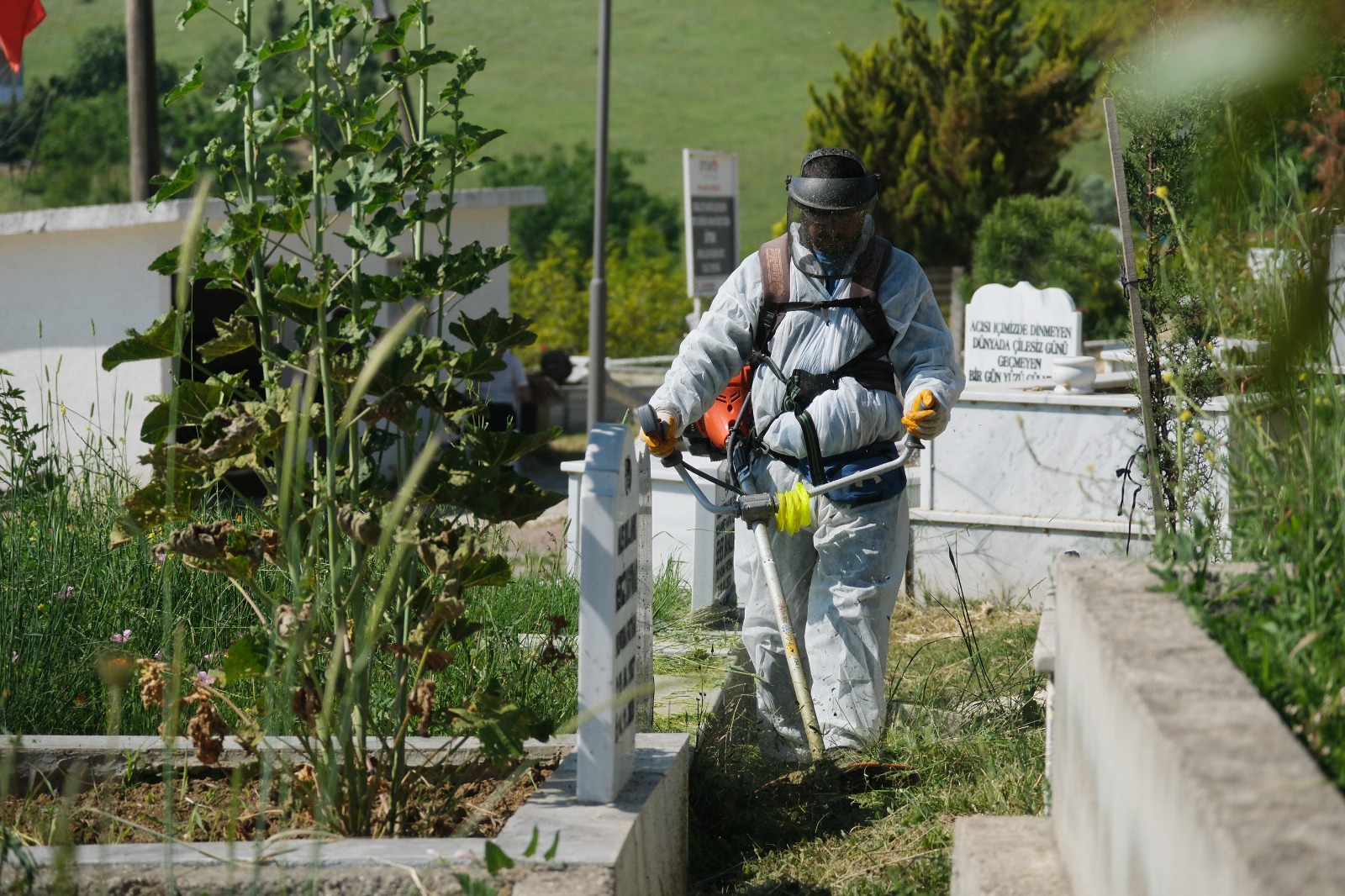 Çiftlikköy’de Bayram Öncesi Mezarlıklarda Temizlik Seferberliği