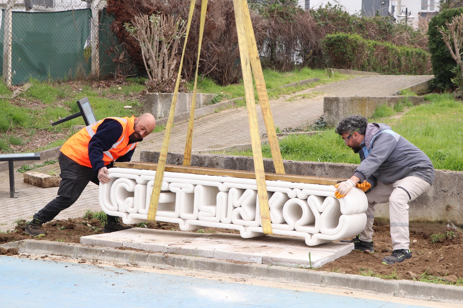 Çiftlikköy Belediyesi’nden Bir İlk Daha :3D Yazıcıyla Üretilen Banklar Sahilde Yerini Aldı