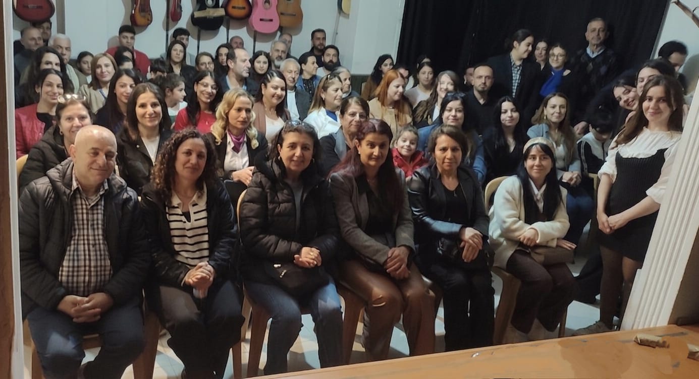 Toplumsal Hafızayı Buluşturuyor, Aynı Zamanda Dünyası Güçlü Bir Ayna Tutuyor