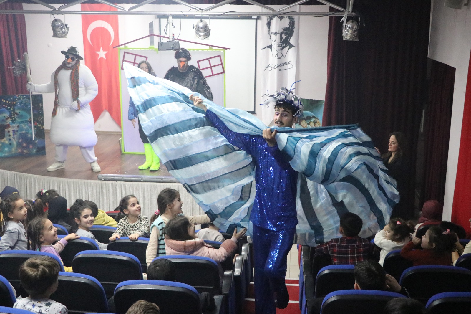 Çiftlikköy Belediyesi Tiyatroyu Okullara Taşıyor