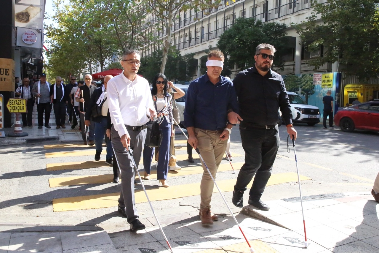 Manisa’da ‘beyaz baston’la farkındalık yürüyüşü