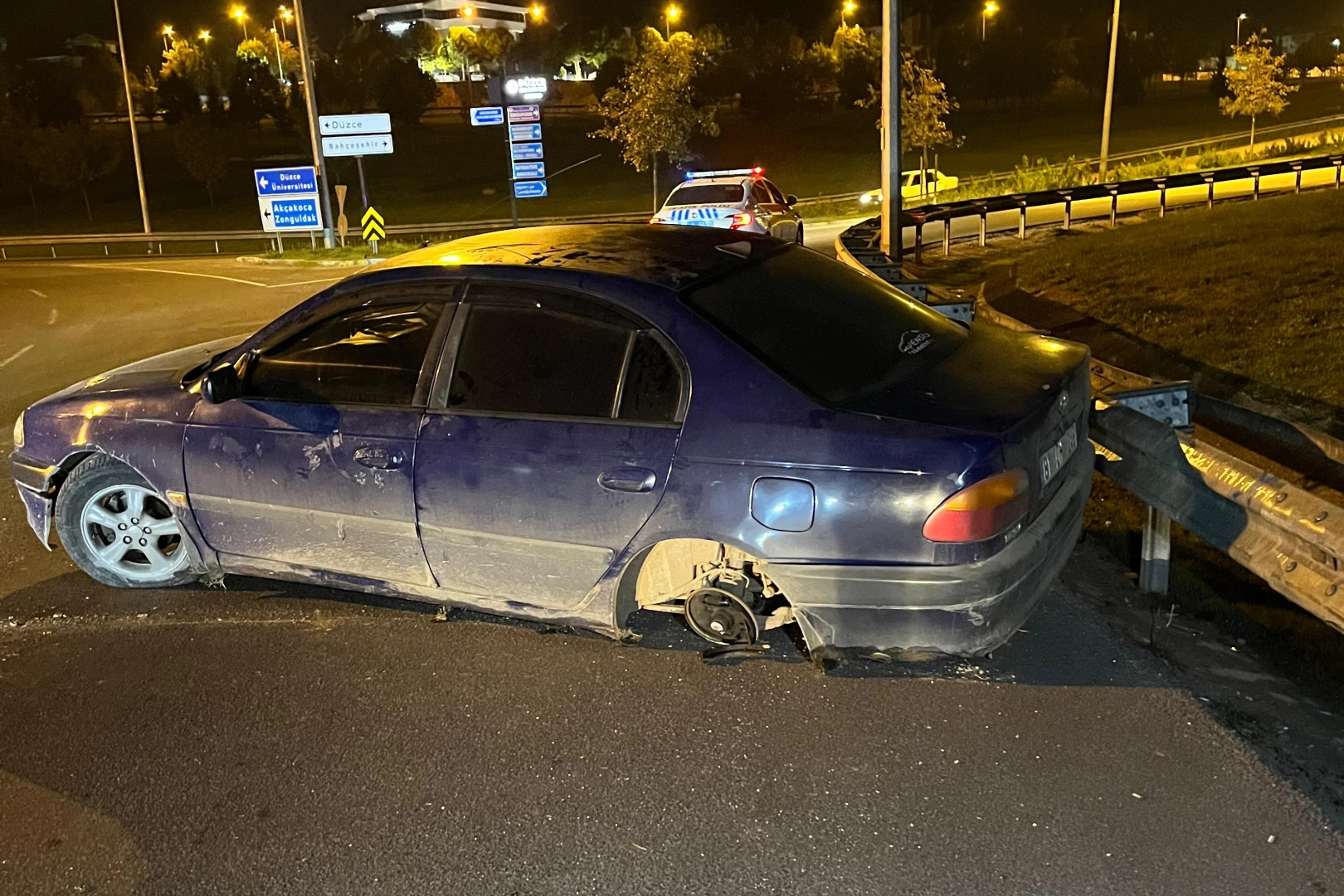 Düzce’de polise ‘dur’mayan sürücüyü kaza durdurdu!