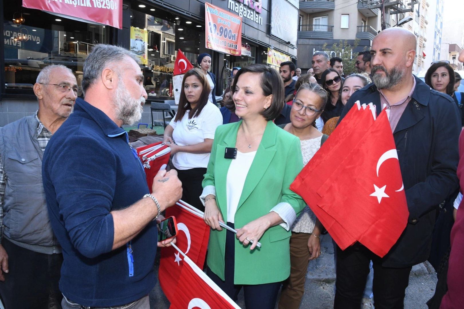 İzmir Karabağlar’dan  Cumhuriyet Korteji’ne bayraklı davet