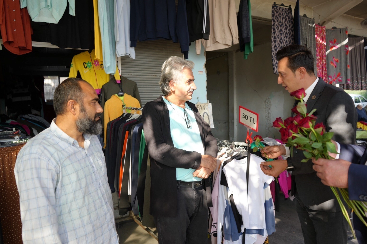 Kahramanmaraş’ta MHP’den kadına şiddete farkındalık… Erkeklere gül dağıtıldı!
