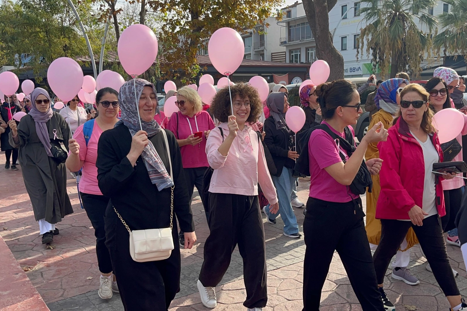 Kocaeli’de meme kanserine farkındalık yürüyüşü